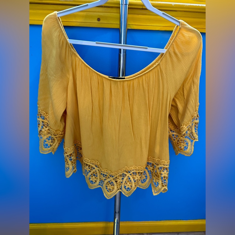 Woman’s extra large mustard, yellow top